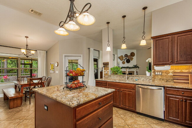 Building Photo - 5 Bed House convenient to Navarre and Hurl...
