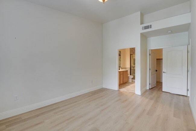 Building Photo - Charming 3 Bedroom Rental with Fireplace, ...