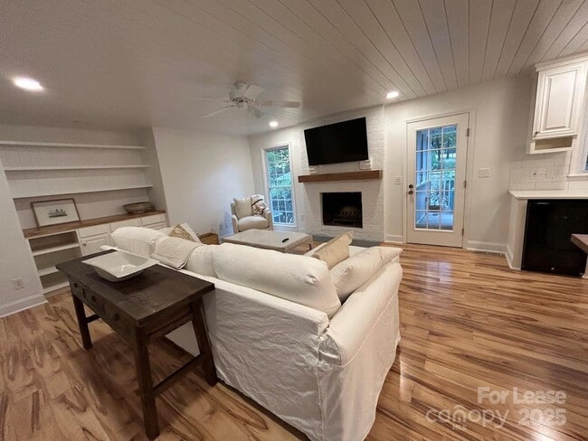 Building Photo - 10316 Whitethorn Dr