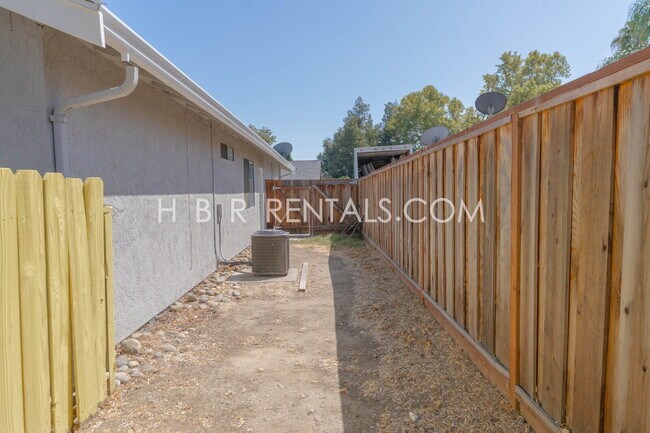 Building Photo - 435 Palm Cir