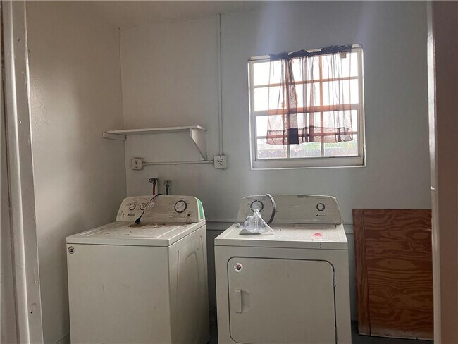 Building Photo - 5201 SW 19th St