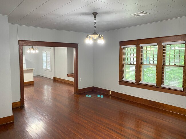 Building Photo - 324 S Benjamin St