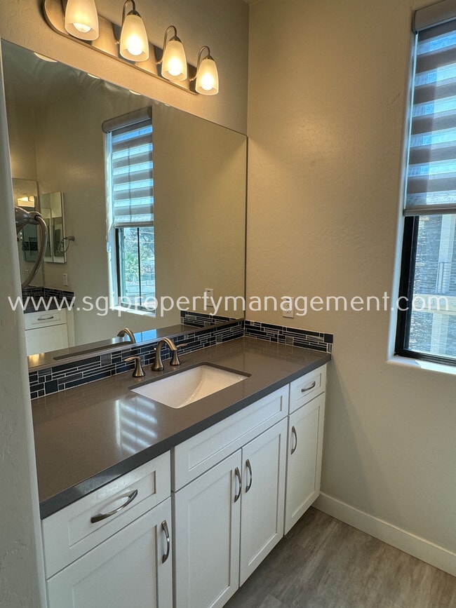 Building Photo - Luxurious Biltmore Townhome