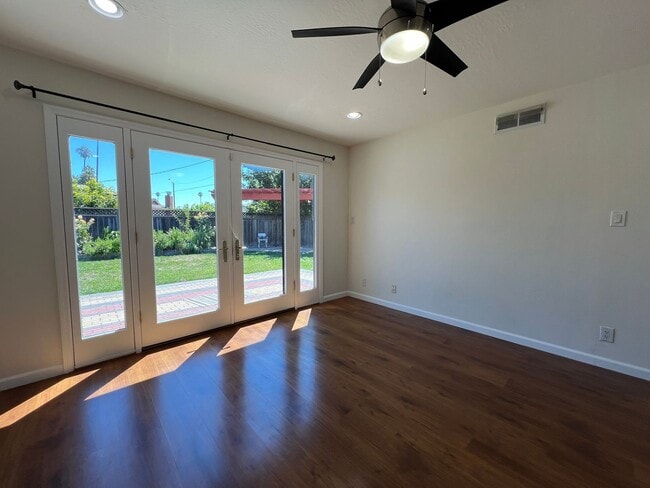 Building Photo - Updated Single Story Home located in Conve...