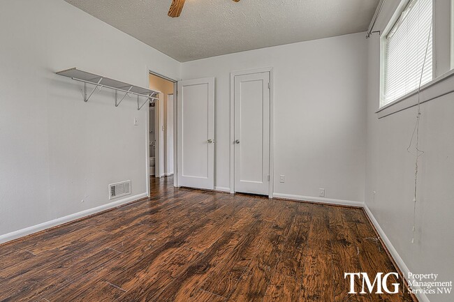Building Photo - Single-Level 2 Bedroom Home with A/C & Large Backyard
