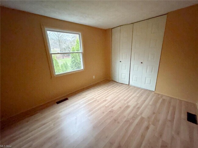 Building Photo - 535 Willow Dr SE