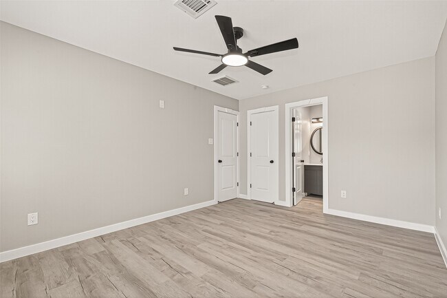 Building Photo - 10531 Royal Oaks Dr