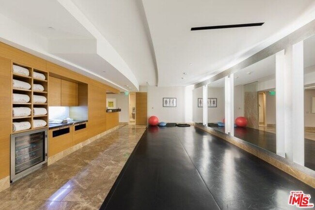 Building Photo - 1 W Century Dr