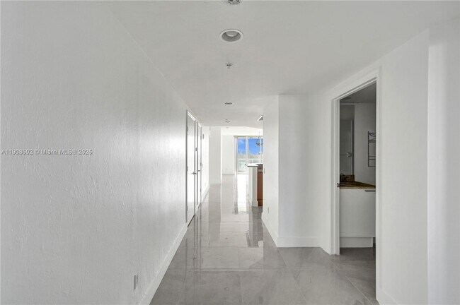 Building Photo - 14951 Royal Oaks Ln