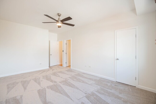 Building Photo - 680 N Green St