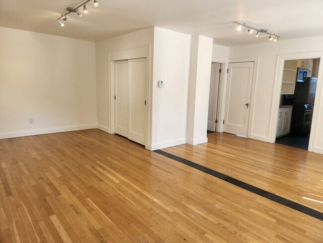 Building Photo - 2114 7th Ave W