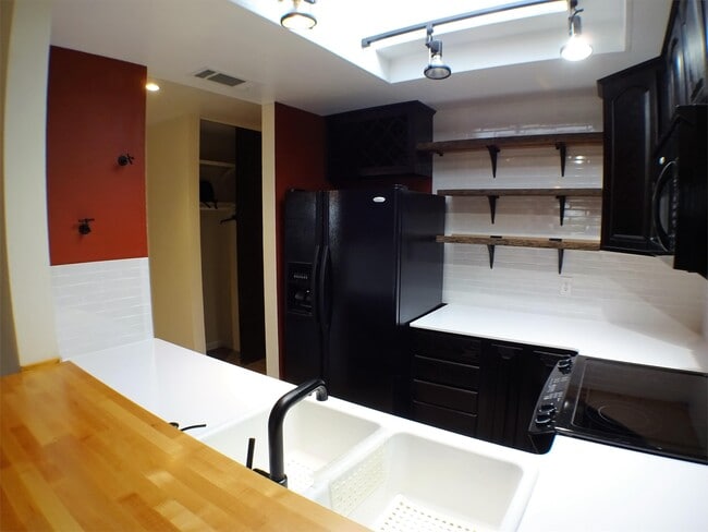 Building Photo - 3 Wrangler Ct