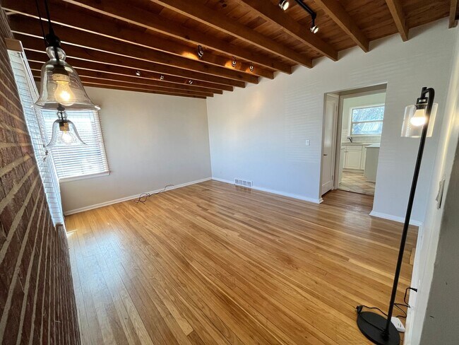 Building Photo - Charming 4 Bedroom 2 Bath Home in Sugarhouse!