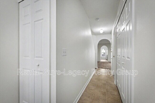 Building Photo - 7414 Palm Hills Dr