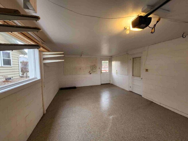 Building Photo - Beautiful Home Appleton