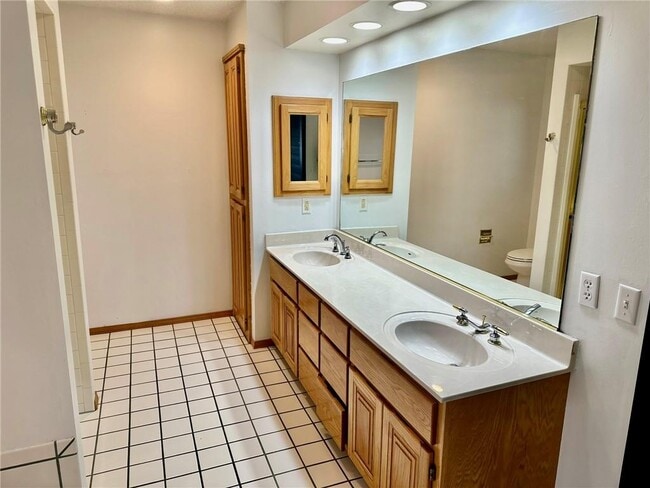 Building Photo - 4 Lois Ln