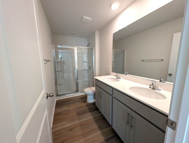 Building Photo - Gorgeous , New Townhome  located in Mallar...