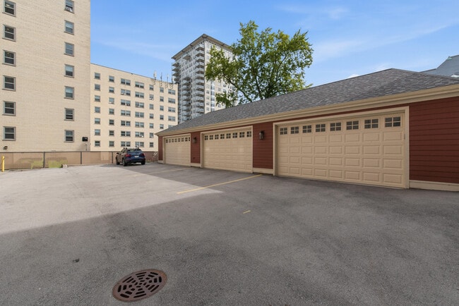 Building Photo - 1042 E Juneau Ave
