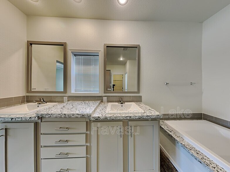 Building Photo - 3012 Diane Dr