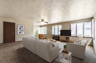 Building Photo - Spacious Duplex in the Heart of South Side...