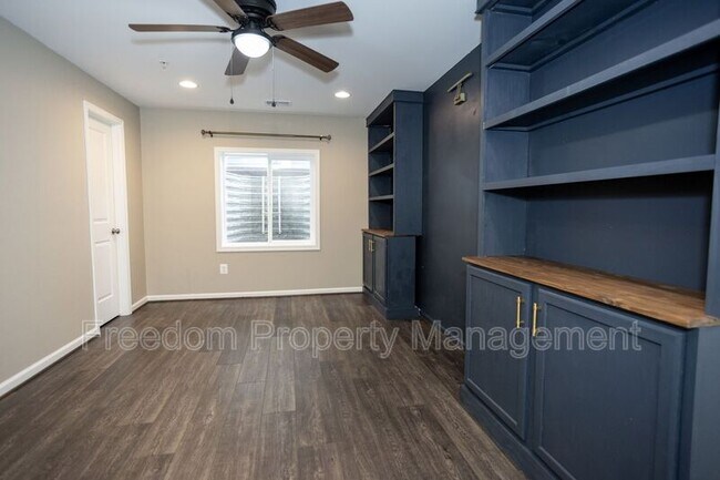 Building Photo - 2425 Morgans Point Dr