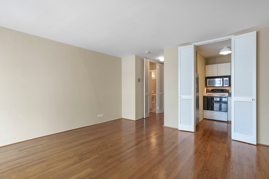 Living Room - 21 W Goethe St