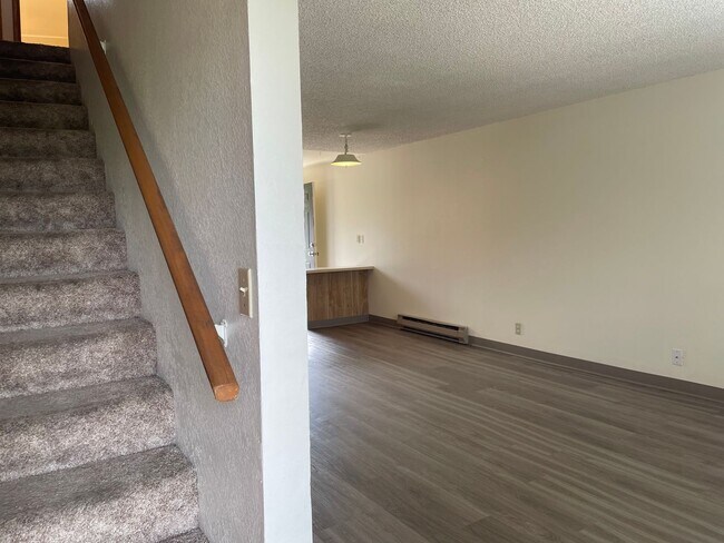 Building Photo - Very Nice 2 Bedroom 2 Bath Townhome