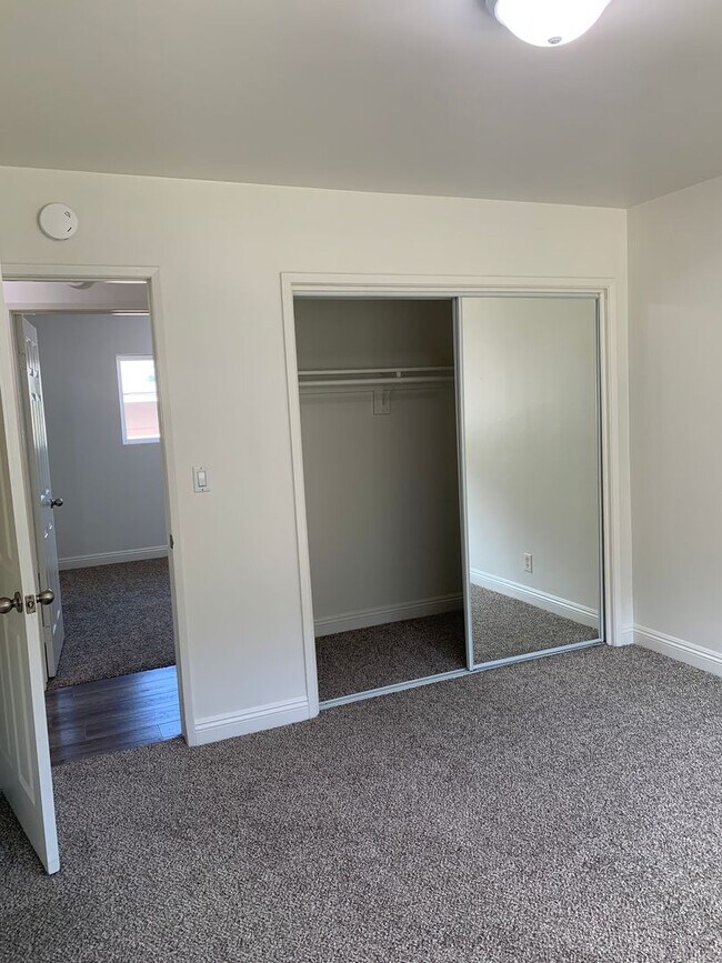 Building Photo - For Lease 2+1 Upstairs Duplex Ventura, CA