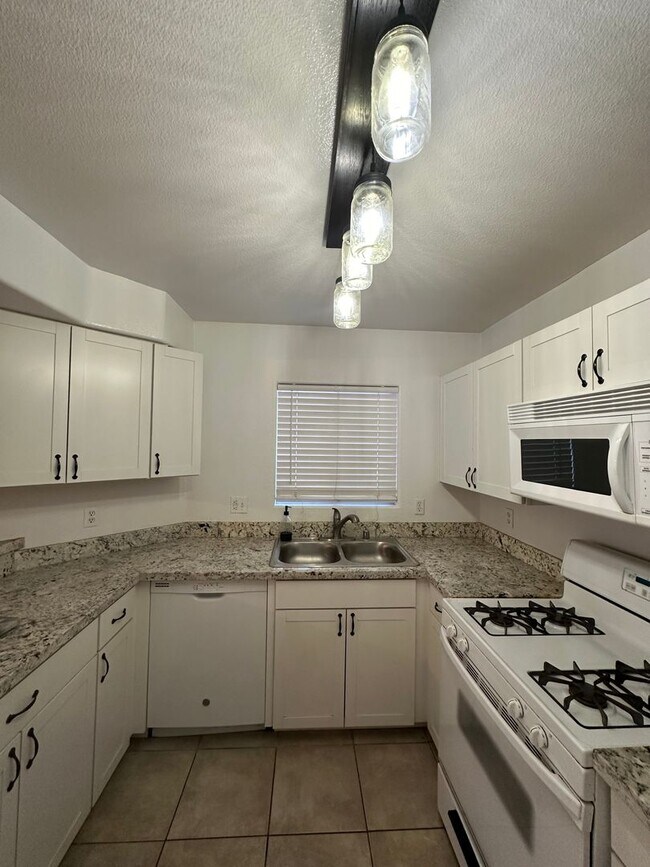 Building Photo - MUST SEE 2 BEDROOM CONDO!