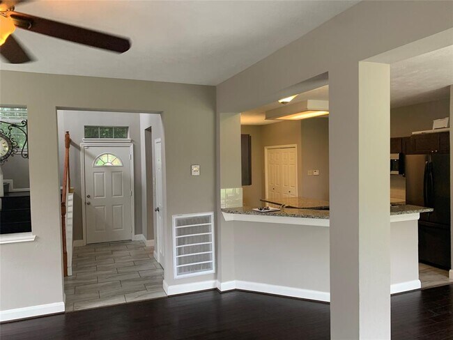 Building Photo - 3415 Somerton Dr