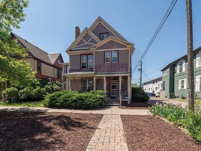 Building Photo - 317 E Monument St