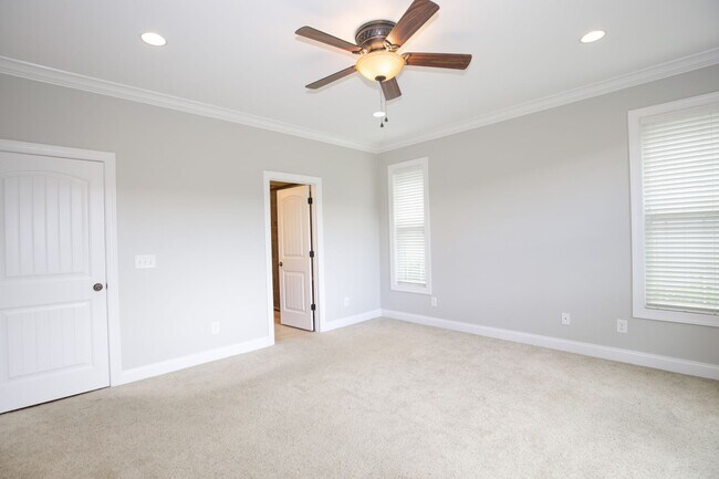 Building Photo - Woodlake Home