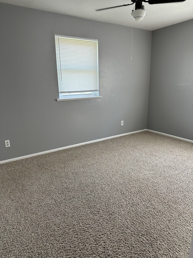 Building Photo - 4034 Hooper Dr