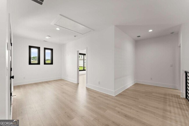 Building Photo - 151 S Pointe Dr