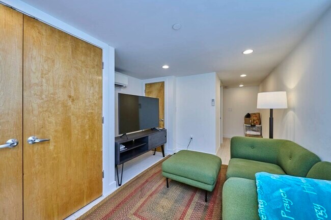 Building Photo - 13 Clary St