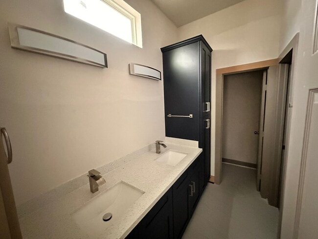 Building Photo - 10008 Hazelhurst Dr