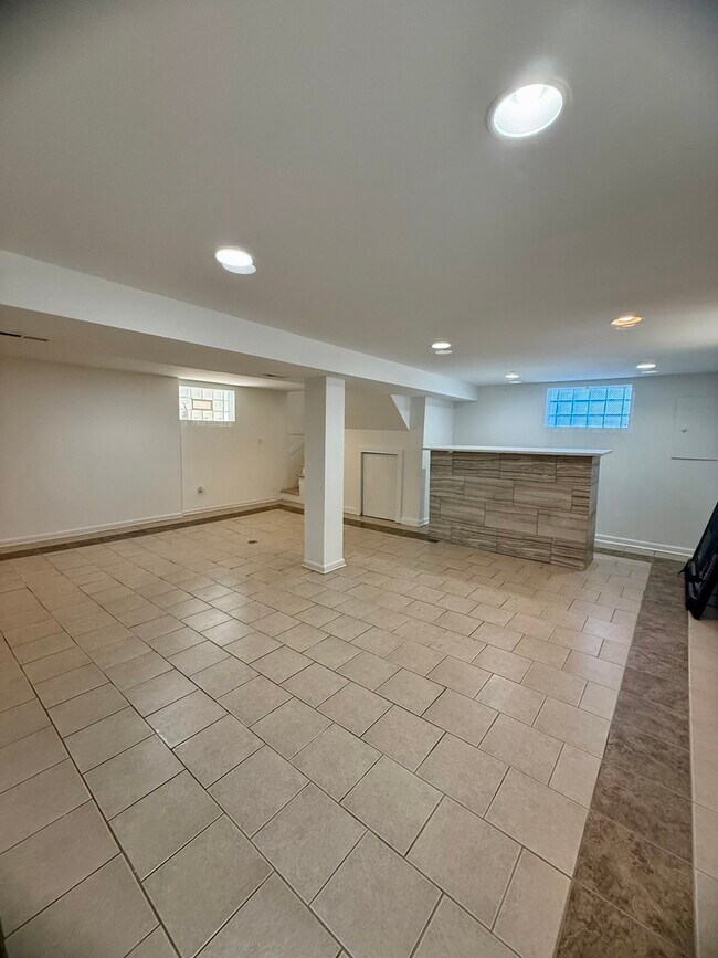 Building Photo - 6436 S Lamon Ave