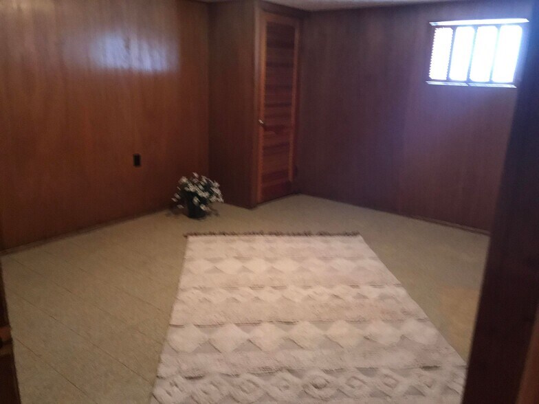 Building Photo - 782 N Van Auken St