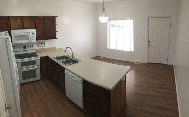 Building Photo - Large 4 Bed Townhome