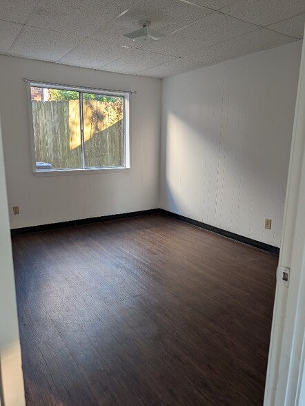 Building Photo - 104 Holland St