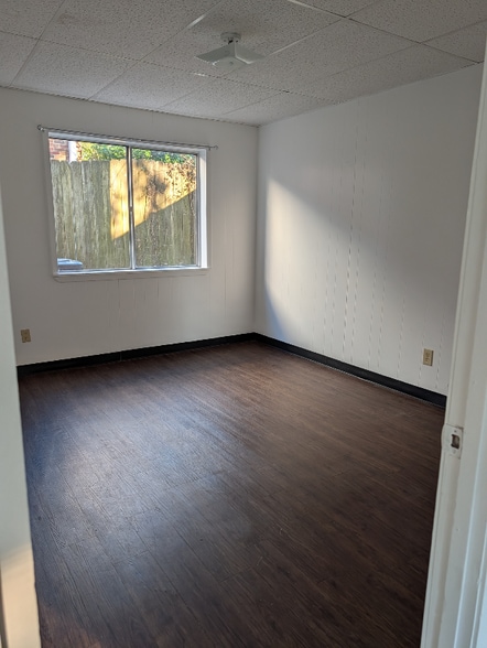 Primary Photo - 104 Holland St