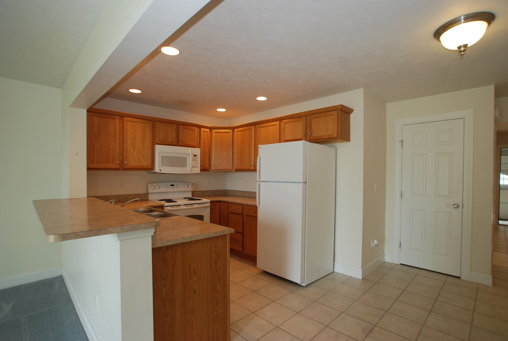 Building Photo - 808 W 2nd St