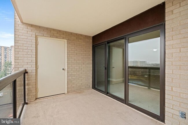 Building Photo - 307 Yoakum Pkwy