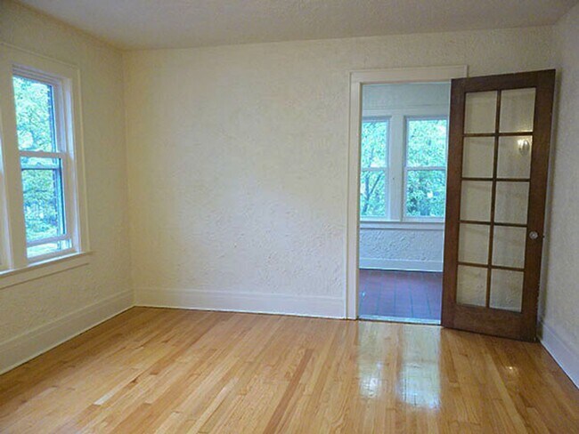 Building Photo - Available 6/1/26 Newly Renovated Spacious ...