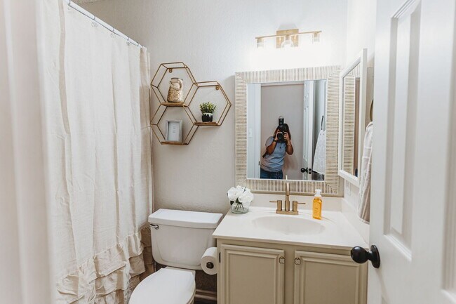 Building Photo - "Well-maintained 4-Bedroom Gem with 2 Full Baths and a Fireplace in Desirable Harker Heights Neig...