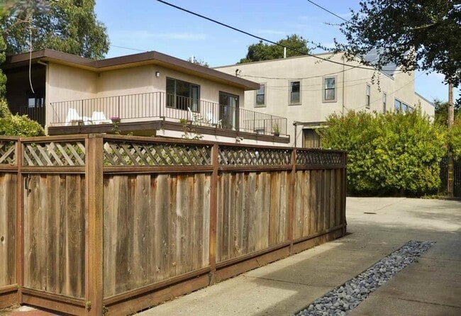 Building Photo - Secluded Rockridge 2BD | Parking Included | Near BART, Shops & Dining