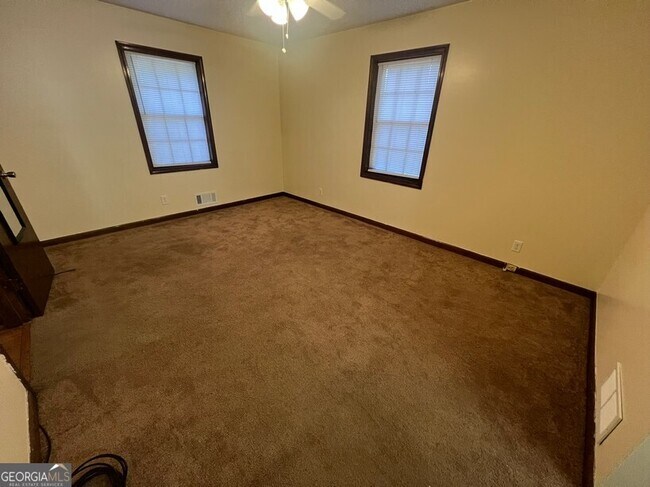 Building Photo - 916 Curry Cir SE