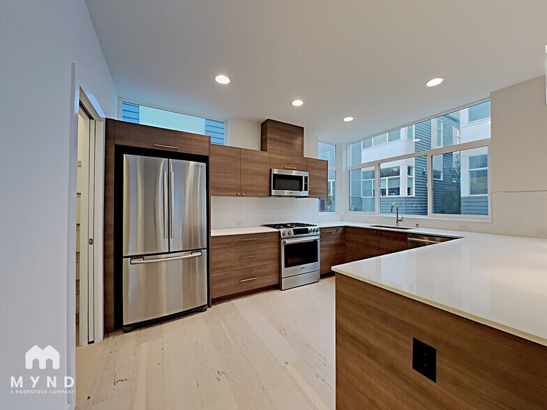 Building Photo - 130 21st Ave E