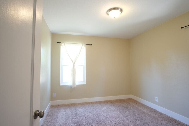 Building Photo - Charming 3-bedroom, 1-bathroom in Sacramento.
