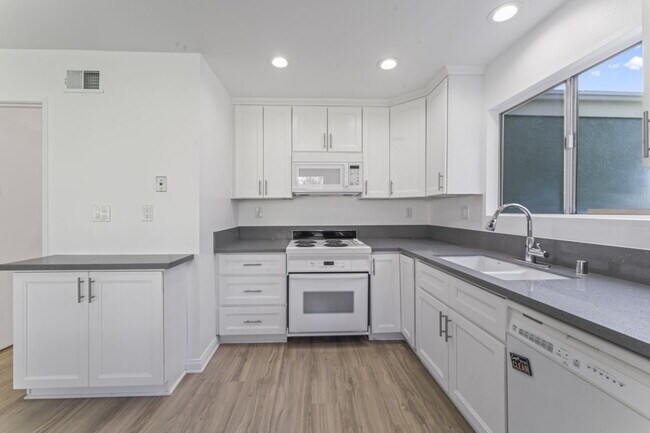 Building Photo - "Charming 2-Bed, 2-Bath Gem with RV Access in Santa Clarita!"